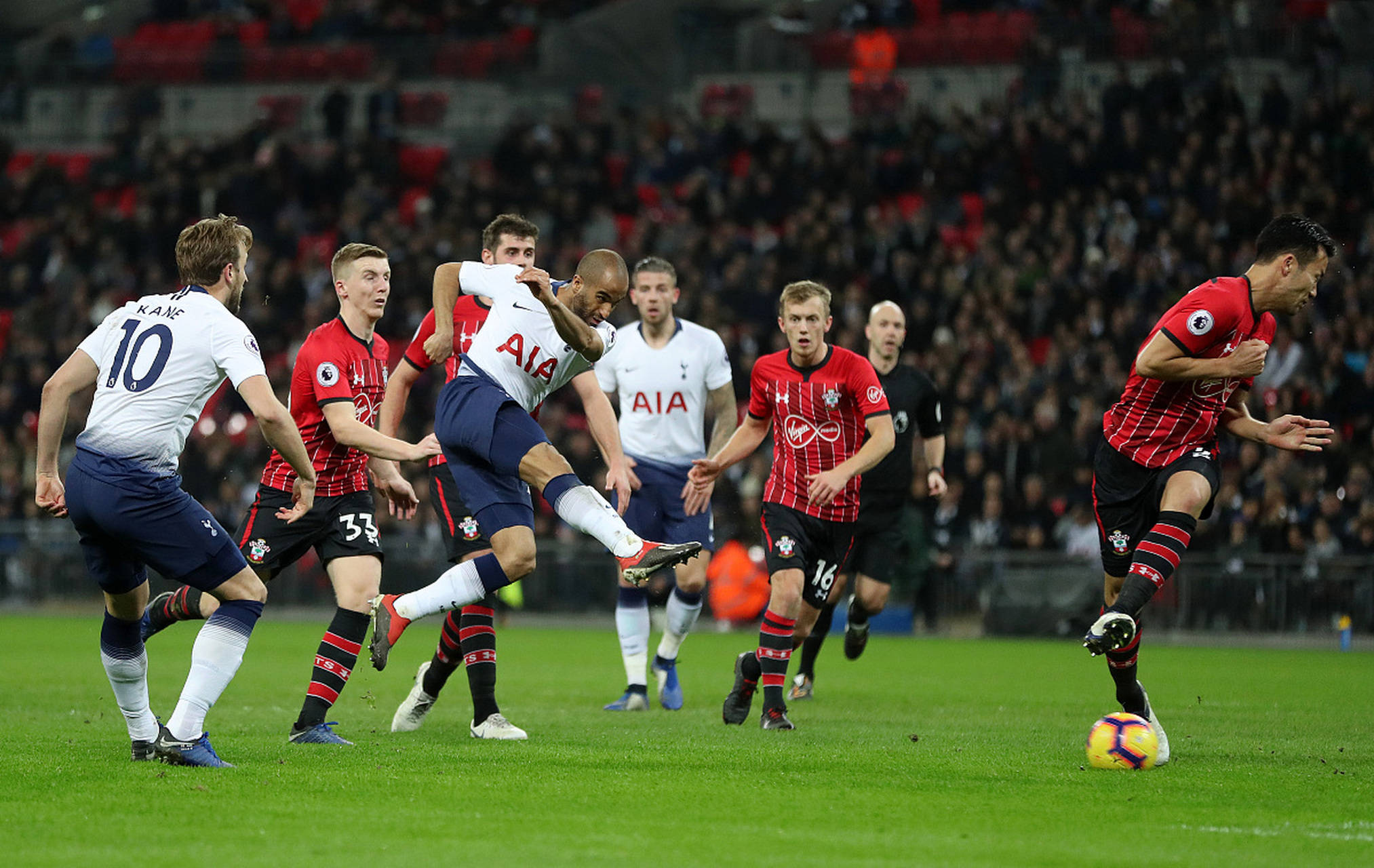 遭大量球迷 遭大量球迷